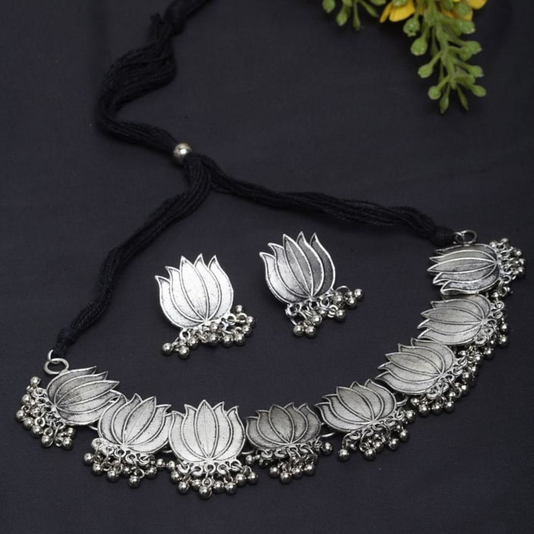 Nivana Lotus Choker