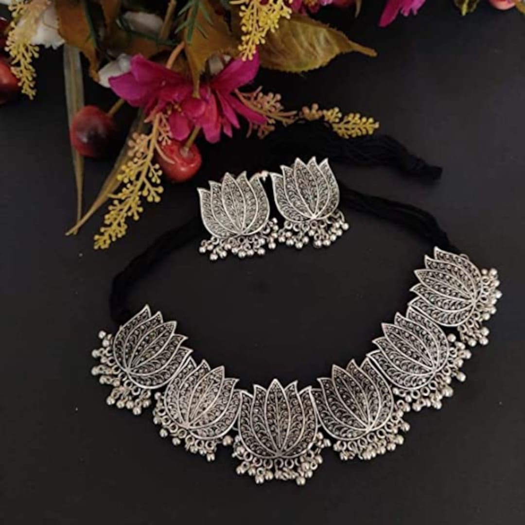 Nisha Lotus Choker