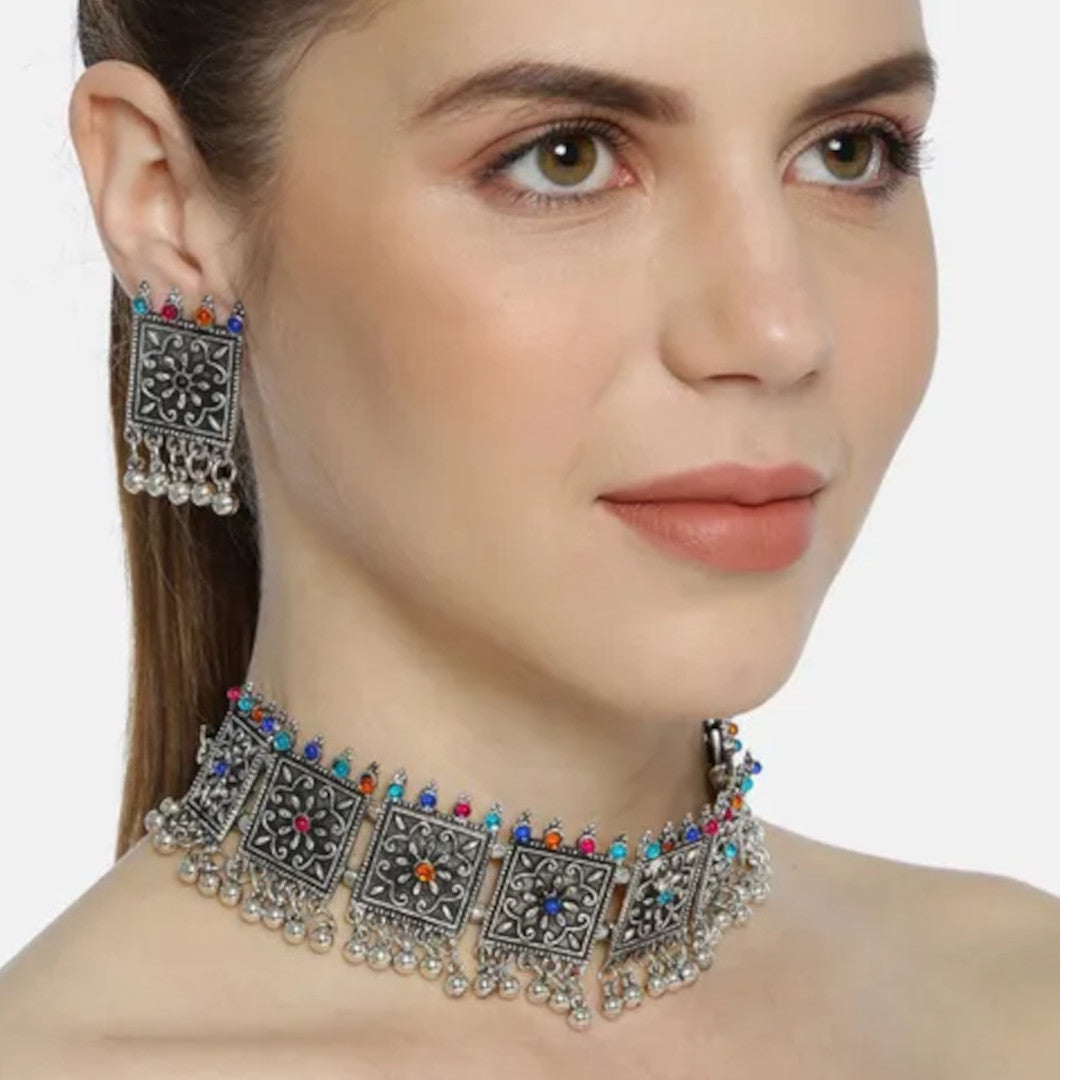 Genelia Square Choker